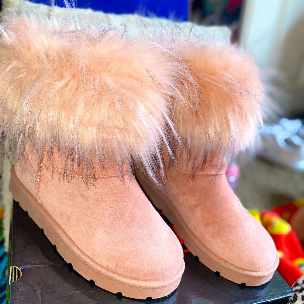 Blush Colored Snow Boots With Fur